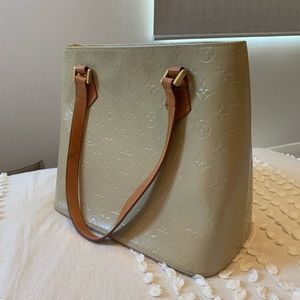NON-AUTHENTIC Louis Vuitton Purse